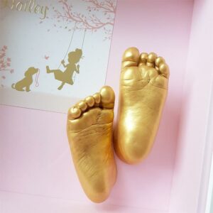 afdrukjes van babyvoetjes in goudkleur gemaakt