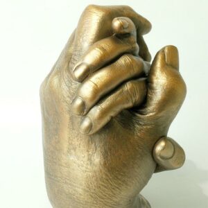 geel bronzen onderlaag met delicate patina als finish