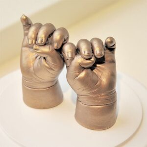 Twee babyhand afdrukjes op ronde sokkel