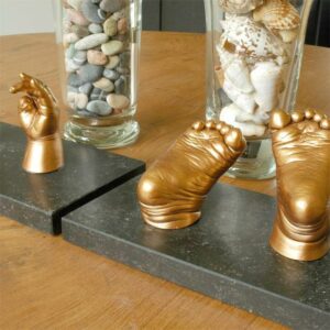 Afdrukjes op natuursteen sokkel