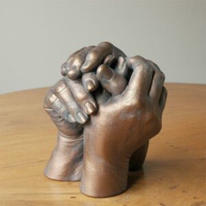 handenafdruk met rood bronzen beschildering en groene patina