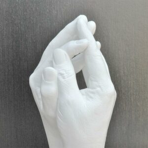 handenbeeld met mat witte beschildering gemaakt