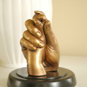 moeder en baby handje op sokkel