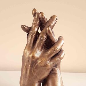 Handenbeeld in rood bronzen beschildering